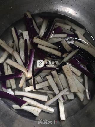 鱼香茄子的做法步骤：1