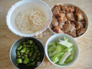 泡椒莲藕鸡翅的做法步骤：1