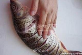 糖醋鲤鱼的做法步骤：2