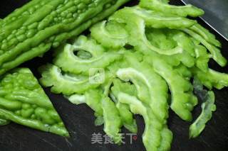 金银蒜蓉拌苦瓜的做法步骤：2