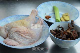 榛蘑鸡腿汤的做法步骤：1