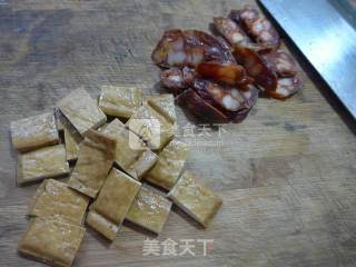 荷兰豆麻辣香肠炒香干的做法步骤：2