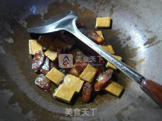荷兰豆麻辣香肠炒香干的做法步骤：3