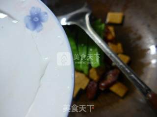 荷兰豆麻辣香肠炒香干的做法步骤：4