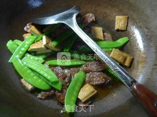 荷兰豆麻辣香肠炒香干的做法步骤：5