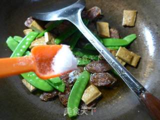 荷兰豆麻辣香肠炒香干的做法步骤：7