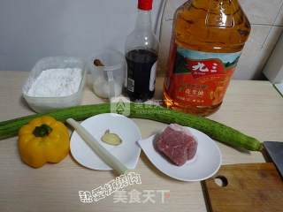 肉片炒丝瓜的做法步骤：1