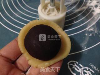 豆沙蛋黄广月的做法步骤：8