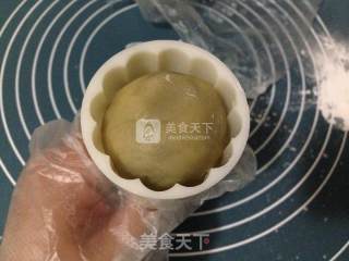 豆沙蛋黄广月的做法步骤：13