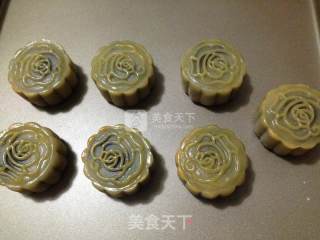 豆沙蛋黄广月的做法步骤：16