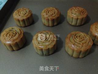 豆沙蛋黄广月的做法步骤：17