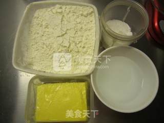 莲蓉馅蛋黄酥的做法步骤：1
