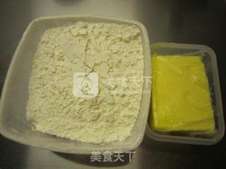莲蓉馅蛋黄酥的做法步骤：2