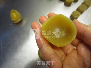 莲蓉馅蛋黄酥的做法步骤：7