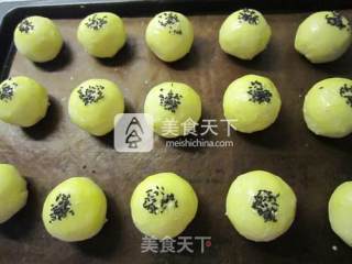 莲蓉馅蛋黄酥的做法步骤：24