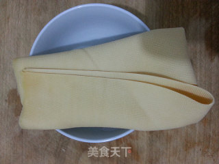 五花肉红椒炒豆腐皮结的做法步骤：1