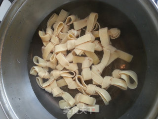 五花肉红椒炒豆腐皮结的做法步骤：6