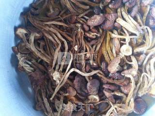 党参茶树菇排骨的做法步骤：1