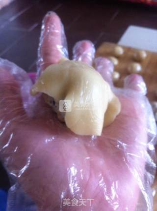 花生芝麻馅月饼的做法步骤：10