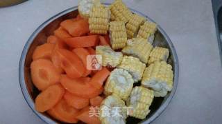 玉米胡萝卜煲扇骨的做法步骤：1