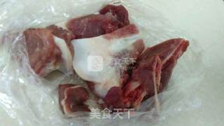 玉米胡萝卜煲扇骨的做法步骤：2