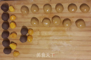 广式豆沙蛋黄月饼的做法步骤：3