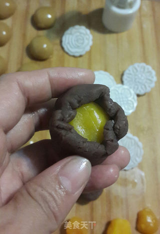 广式豆沙蛋黄月饼的做法步骤：4