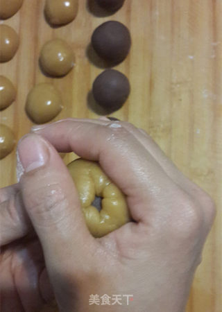 广式豆沙蛋黄月饼的做法步骤：8