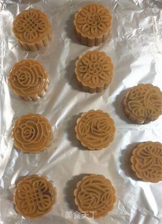 广式豆沙蛋黄月饼的做法步骤：9