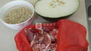 冬瓜薏米煲筒骨的做法步骤：1