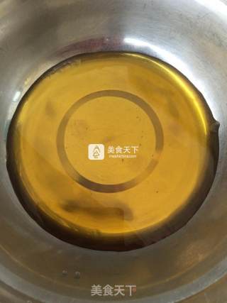 广式蛋黄莲蓉月饼的做法步骤：1