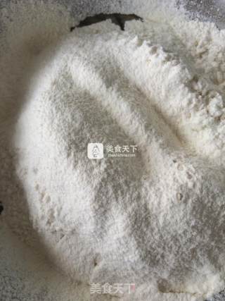 广式蛋黄莲蓉月饼的做法步骤：2
