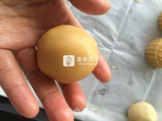 广式蛋黄莲蓉月饼的做法步骤：9