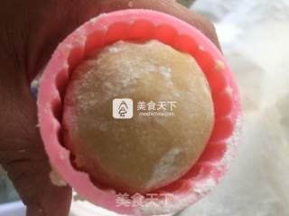 广式蛋黄莲蓉月饼的做法步骤：11