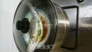 清蒸海鲈鱼的做法步骤：2