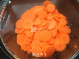 爆炒鱿鱼圈的做法步骤：2