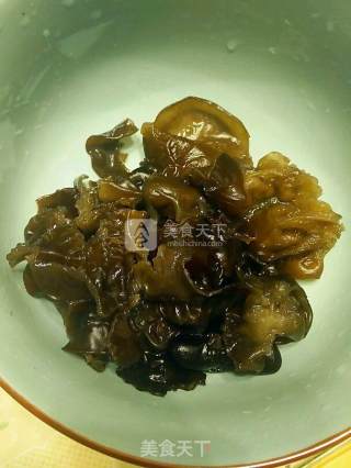 凉拌木耳的做法步骤：1