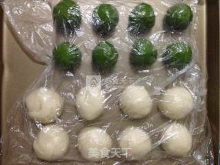 抹茶豆沙蛋黄酥的做法步骤：7