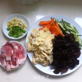 家常木耳炒干豆腐的做法步骤：1