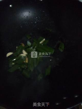 黄金绿叶~金丝蛹炒小白菜的做法步骤：3