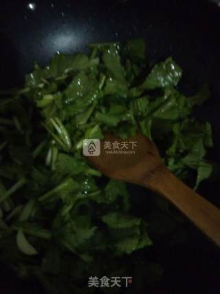 黄金绿叶~金丝蛹炒小白菜的做法步骤：4