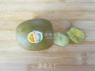黄金海岸——奇异果木瓜奶昔的做法步骤：1