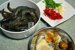 惹味蛋黄吮指虾，为大伙带来一道简易庆节菜的做法步骤：1