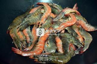 惹味蛋黄吮指虾，为大伙带来一道简易庆节菜的做法步骤：5