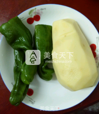 青椒土豆丝的做法步骤：1