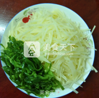 青椒土豆丝的做法步骤：2