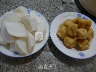 油豆腐烧萝卜的做法步骤：1