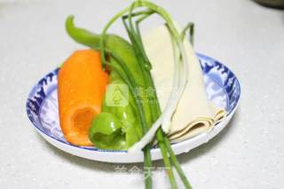 家常小炒：豆皮炒胡萝卜丝的做法步骤：1