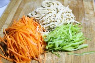 家常小炒：豆皮炒胡萝卜丝的做法步骤：2