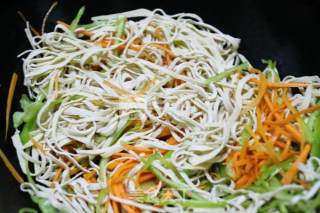 家常小炒：豆皮炒胡萝卜丝的做法步骤：4